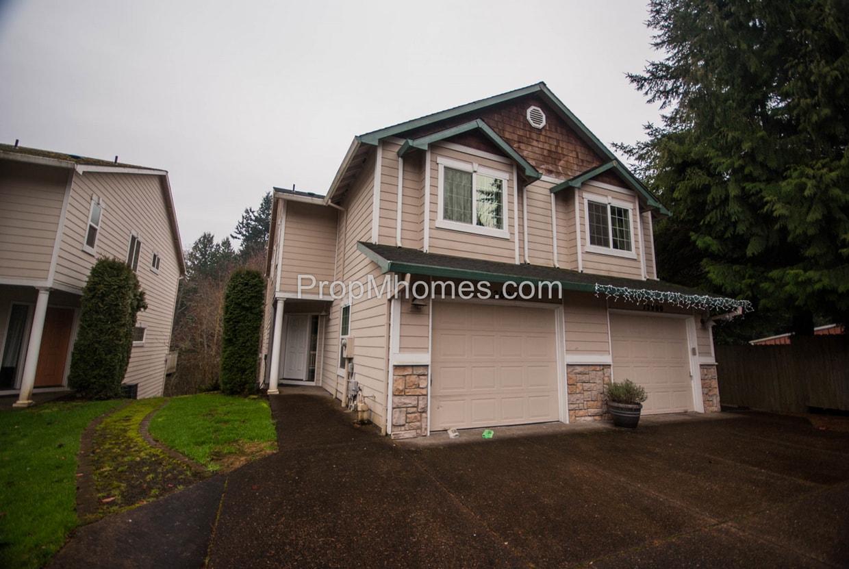 Primary Photo - Luxury Three Bedroom, Three Bath Townhouse...