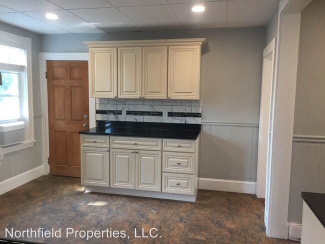 Building Photo - 2 Littles Ln