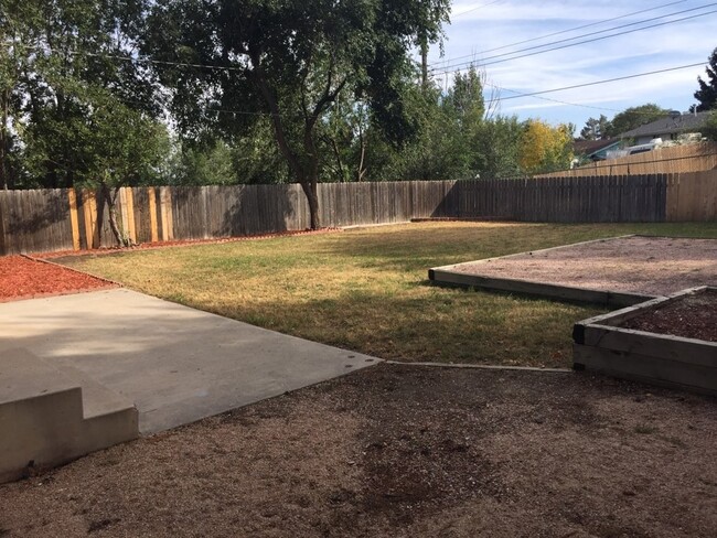 Building Photo - $2000/Month 3 Bed/2 Bath Ranch Style Home ...
