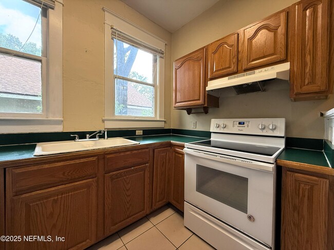 Foto del edificio - 2245 Myra St