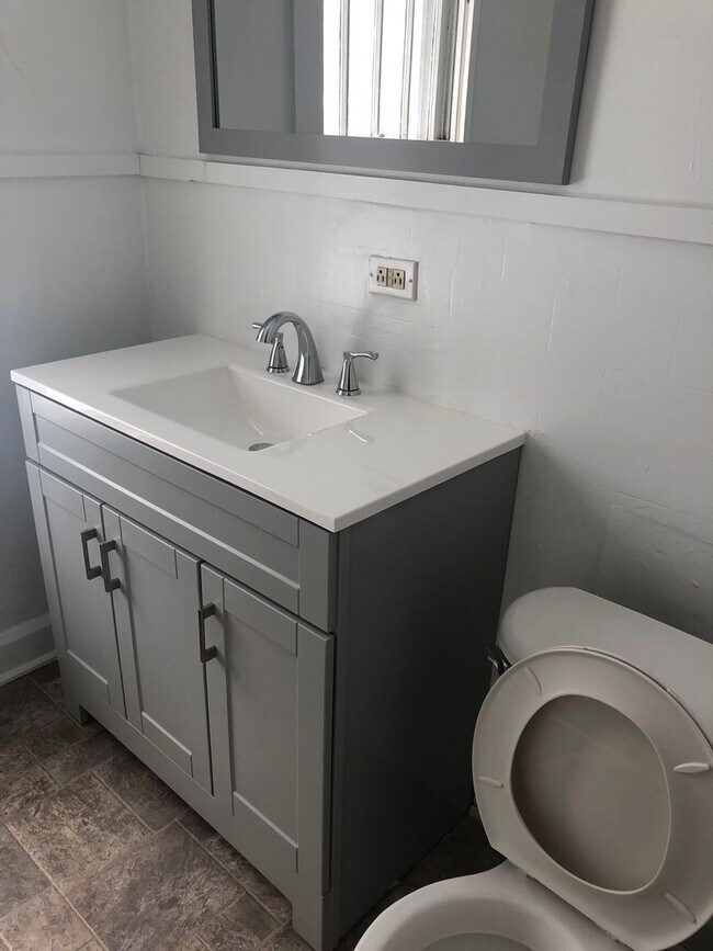 Foto del edificio - Charming 4 BD/2 BA home in quiet neighborhood!