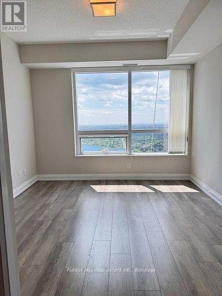 Photo du bâtiment - 5 Sheppard Ave E