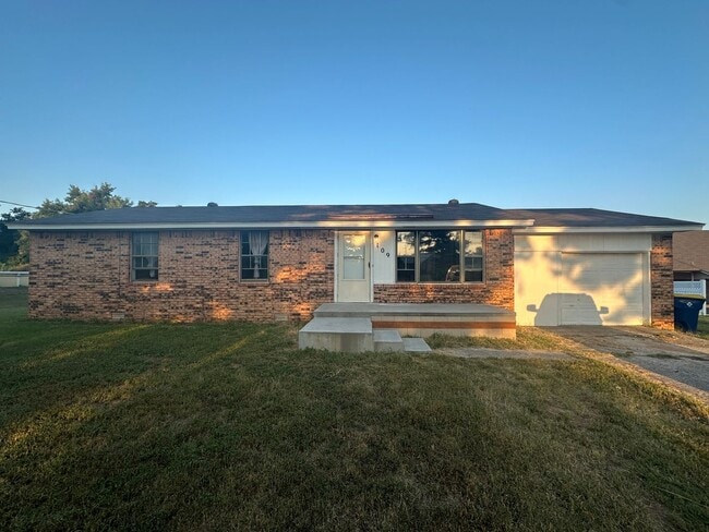 Photo - 109 N Choctaw Rd House