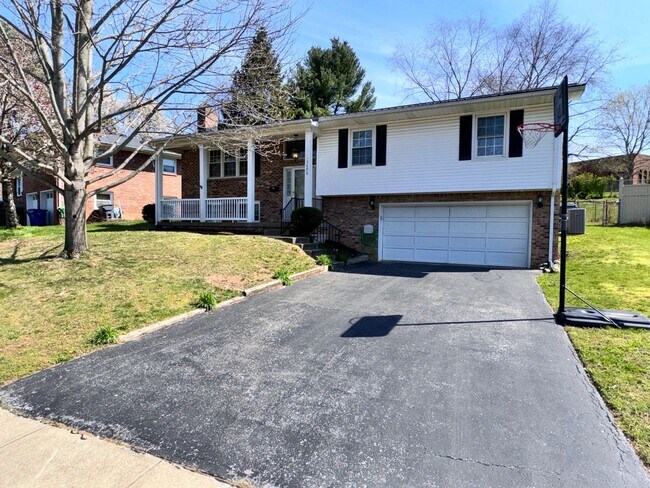 Foto del edificio - Beautiful House in Tates Creek! 4 BR, 2.5 ...