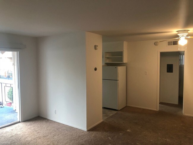 Building Photo - 1 br, 1 bath Apartment - Stratford Court