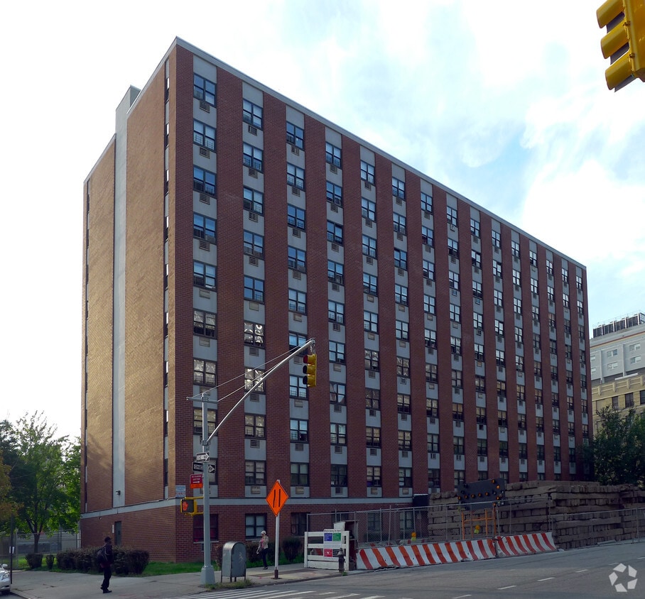 Primary Photo - Metro North Court