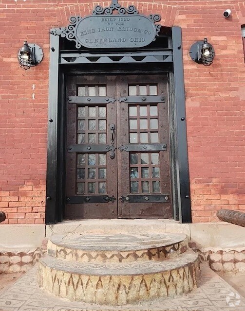 Building Photo - 620 W 3rd St