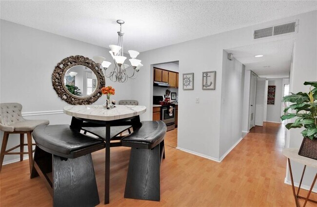 Building Photo - 2411 Huntingdon Chase