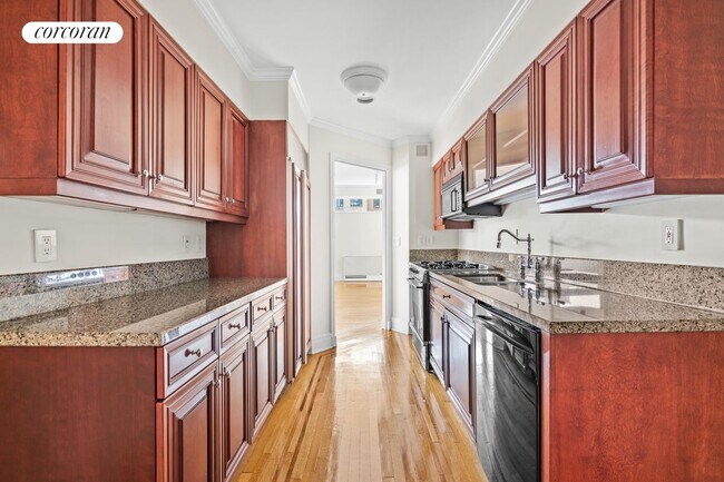 Building Photo - 22 W 66th St