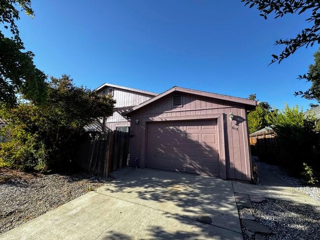 Building Photo - 615 Oriole Ave