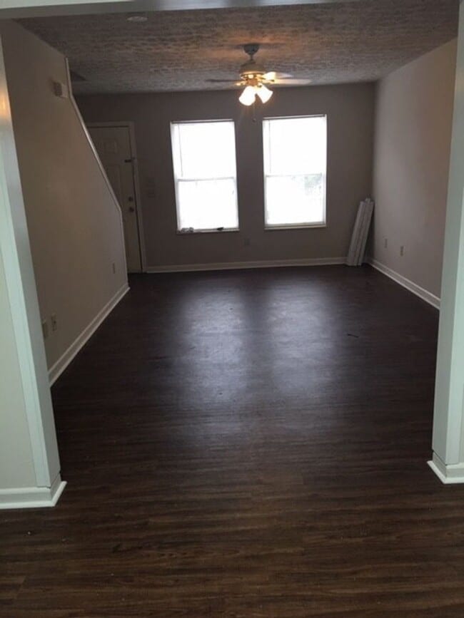 Building Photo - Knoxville 37920 - 2 bedroom, 1.5 bath town...
