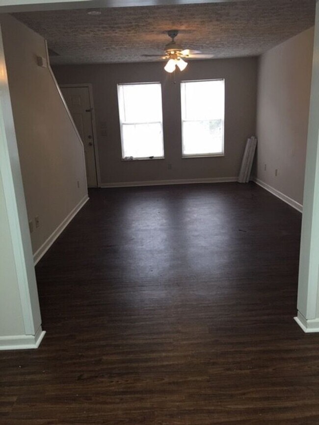 Foto del edificio - Knoxville 37920 - 2 bedroom, 1.5 bath town...