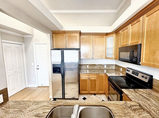 Foto del edificio - One Month Free - Spacious 2-Bed, 2-Bath Apartment in San Leandro