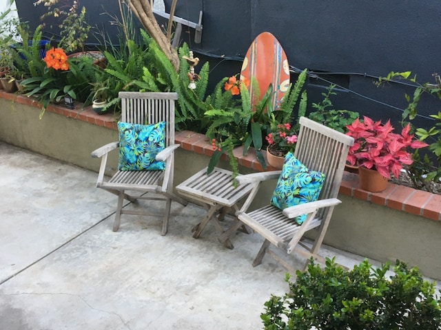 Outdoor sitting area - 324 4th St