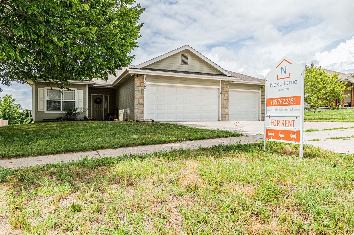 Foto principal - Three car garage single family home!