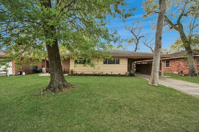Building Photo - 2806 Oak Dr