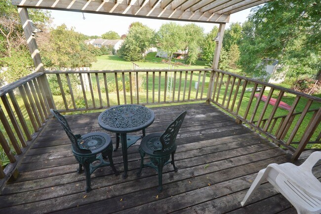 Building Photo - Ranch-style floorplan near walking trails!