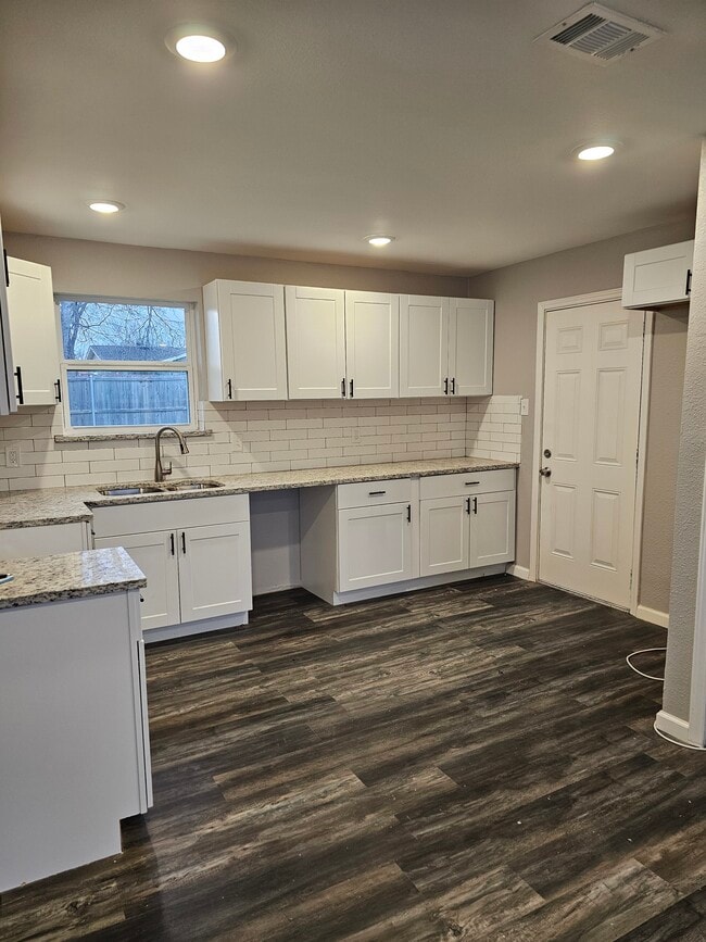 Building Photo - 305 Deepwood St