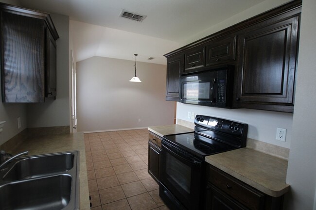 Building Photo - 2 Bedroom Duplex for Rent in Lindale!