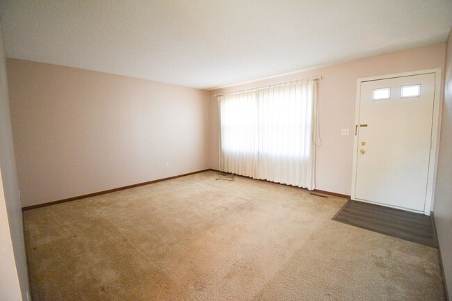 Building Photo - 3bed 2bath Available For Rent in Easy Acce...