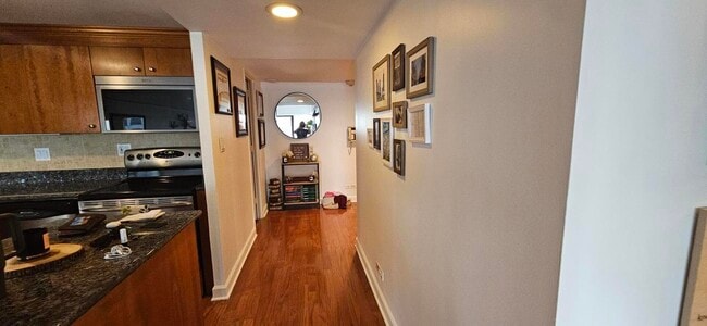 Building Photo - 175 E Delaware Pl