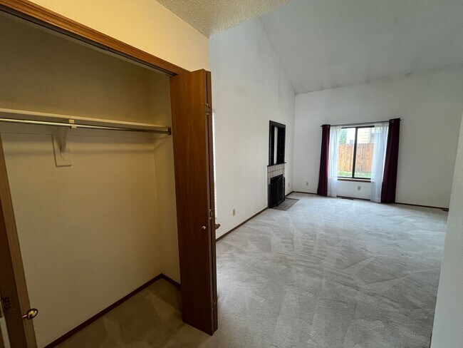 Foto del edificio - Beautiful 3 bed 2 1/2 bath with 2 car garage! (NEW PICTURES TO COME!!)