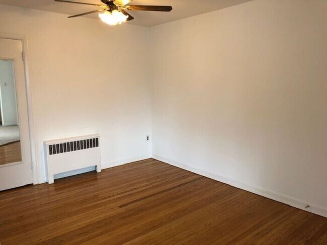 Building Photo - Two Bedroom Apartment 19111- Duplex