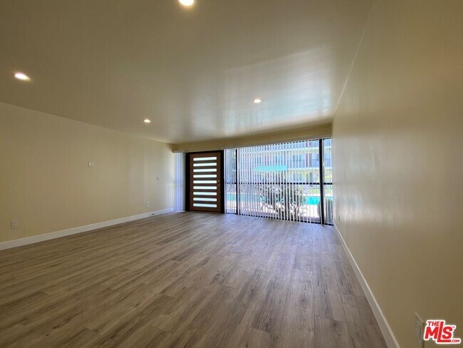 Foto del edificio - 13400 Cordary Ave