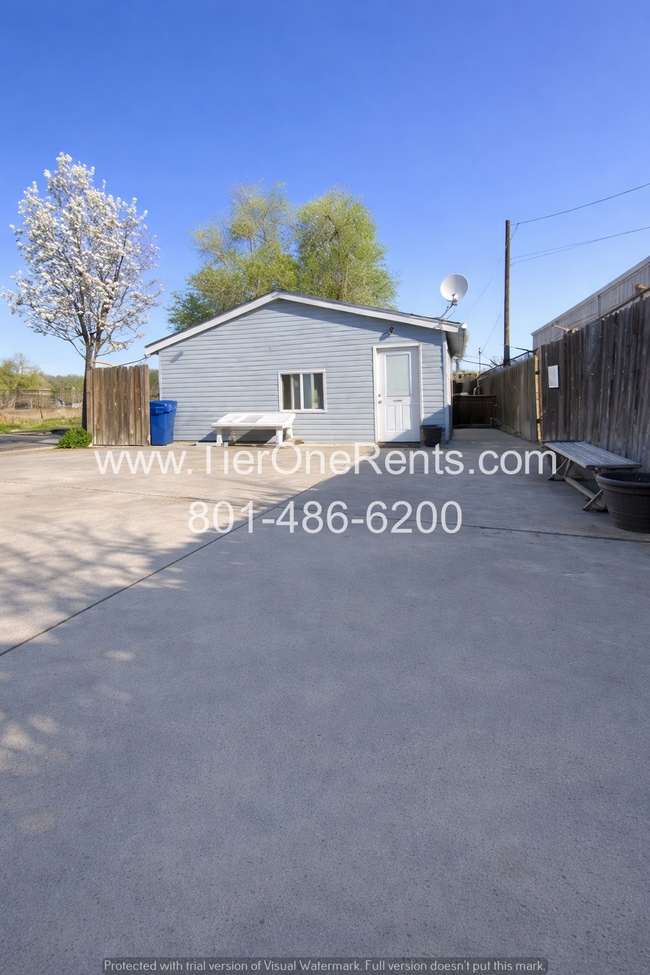 Building Photo - **MOVE IN SPECIAL** Half off first month's rent