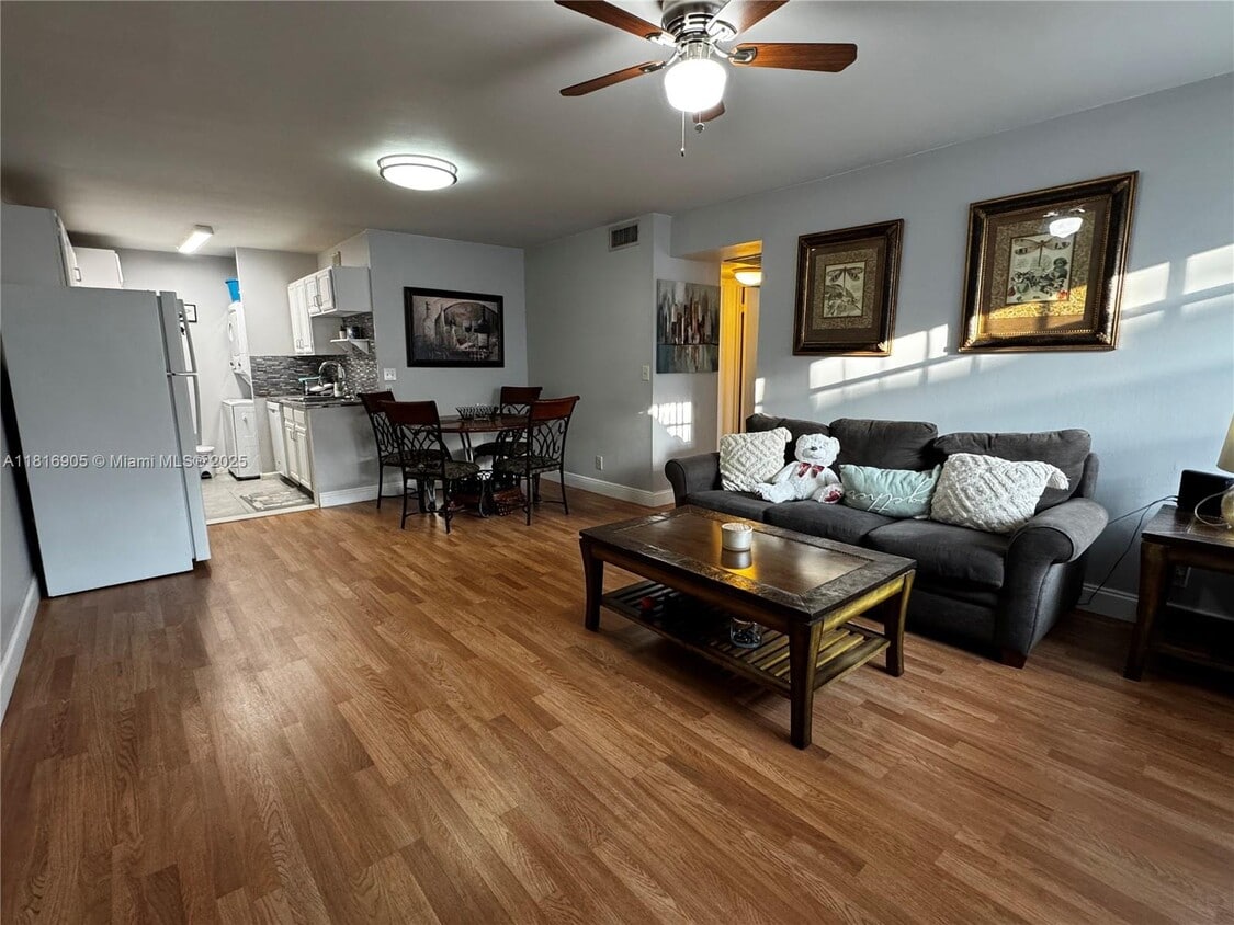 Foto principal - 10052 Twin Lakes Dr
