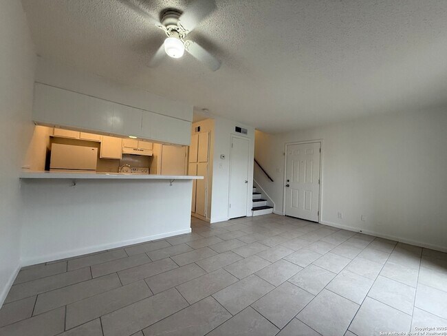 Foto del edificio - 223 Sprucewood Ln
