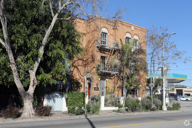 Building Photo - Rossmore Apartments