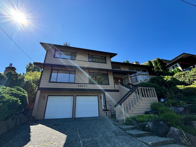 Building Photo - Matthews Beach, Amazing Lake Washington Vi...
