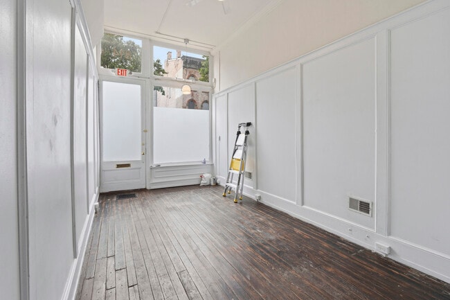 Building Photo - 814 Elm St