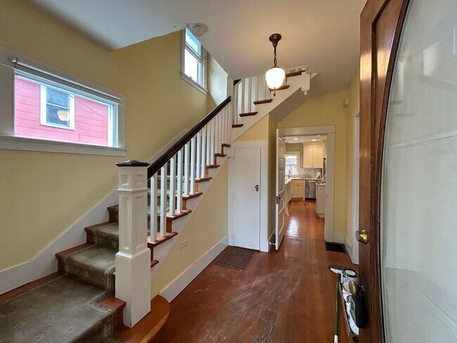 Foto del edificio - Stunning 3 Bed, 1.5 Bath Modern Vintage Po...