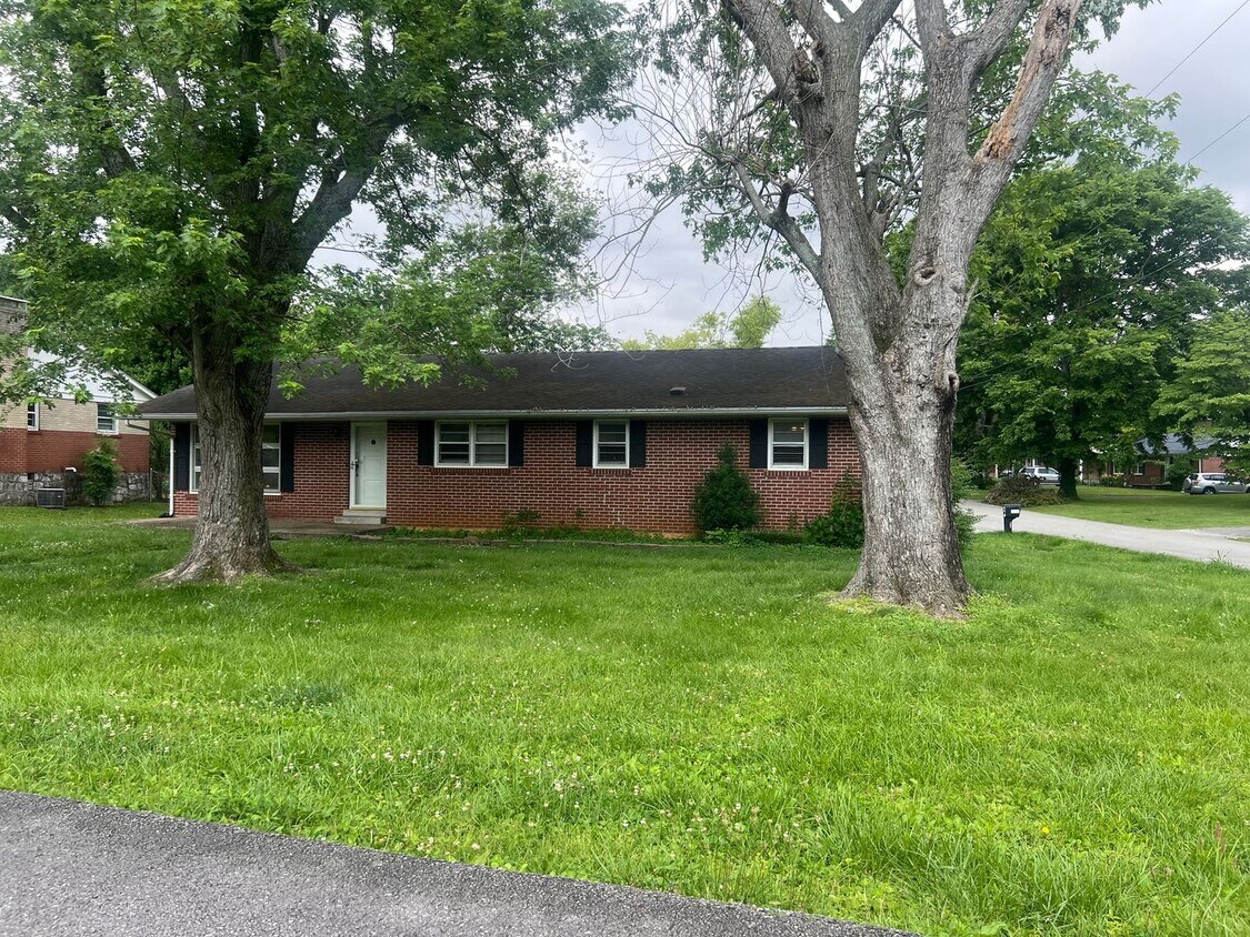 Foto principal - 3 Bed/1.5 Bath House