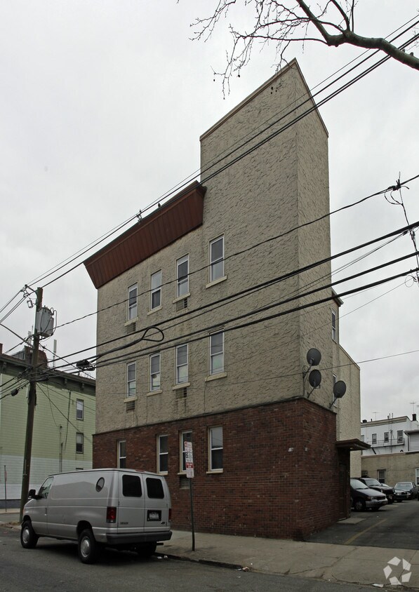 Building Photo - 19 Hopkins Ave