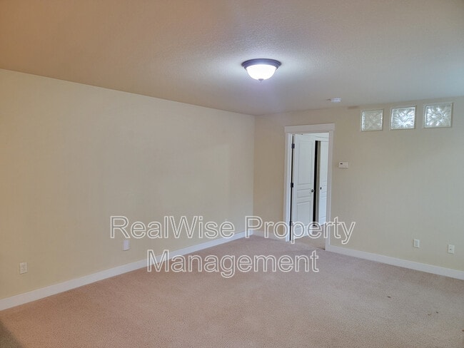 Building Photo - 163 NW Flagline Dr