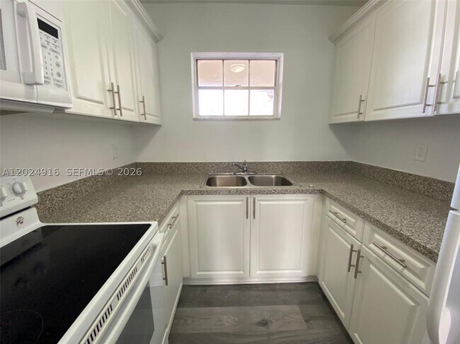 Foto del edificio - 2460 Taylor St