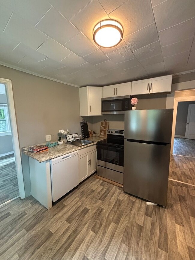 Building Photo - 3-Bed Home $1300 – Spacious & Move-In Ready!
