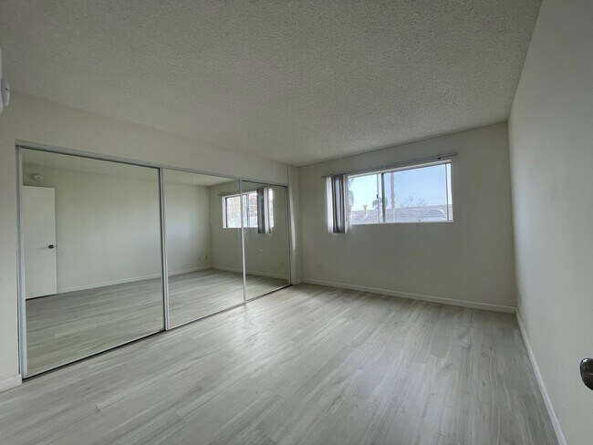 Foto del edificio - Western Serrano Ave Apartments