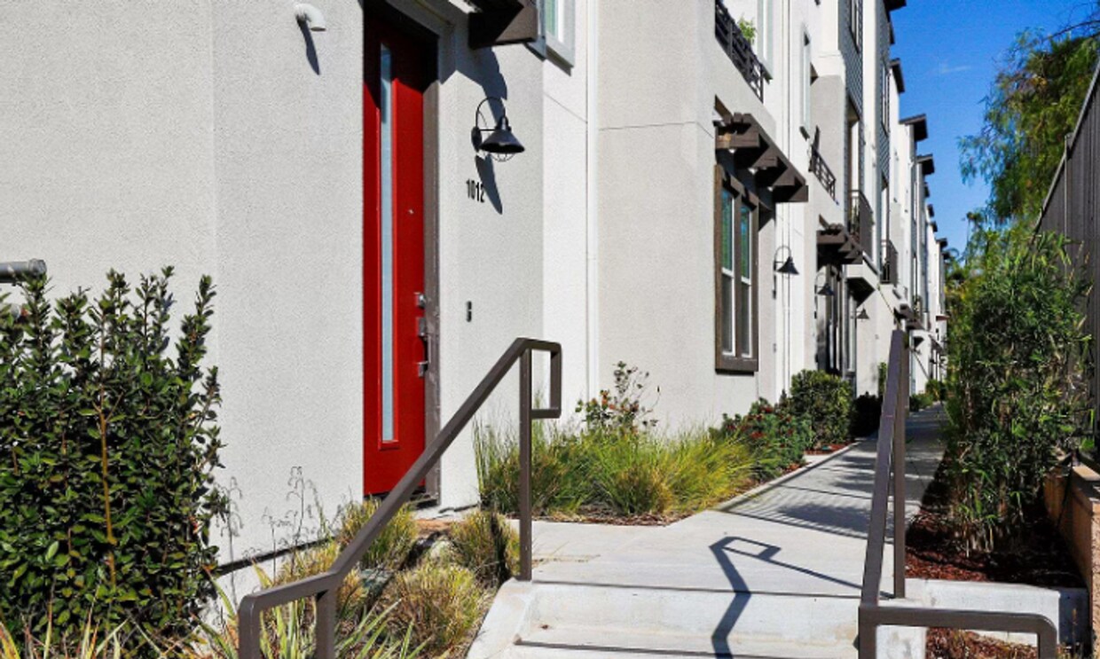 Foto principal - 2 Bed, 2.5 Bath Condo w/ Attached 2 car Ga...