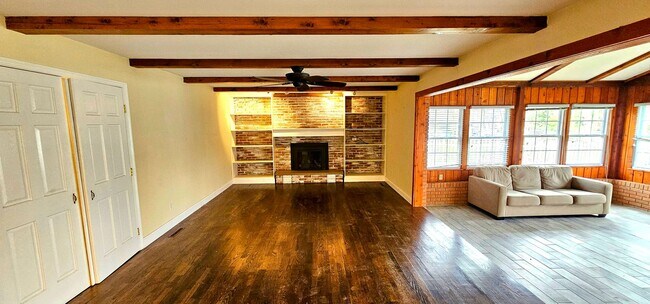 Building Photo - Beautiful 2 Bedroom House with Sun Room an...