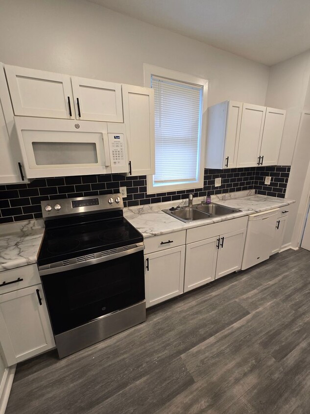 Primary Photo - 3 BEDROOM SINGLE FAMILY