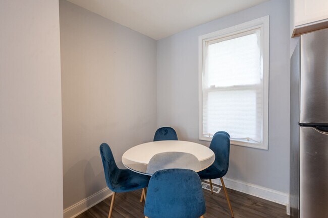 Building Photo - Lovely 2 BR/2 BA Semi-Detached Home in Marshall Heights!