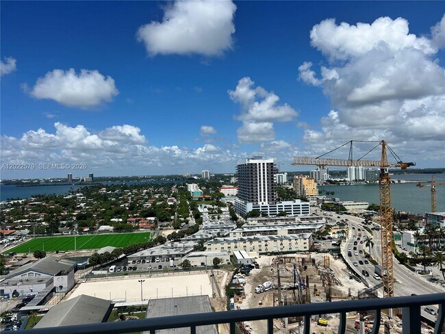 Foto del edificio - 7601 E Treasure Dr