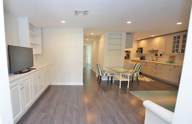 Building Photo - Gorgeous, Fully Furnished 1 Bedroom Condo