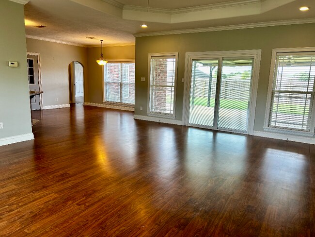 Building Photo - 346 Delia Dr