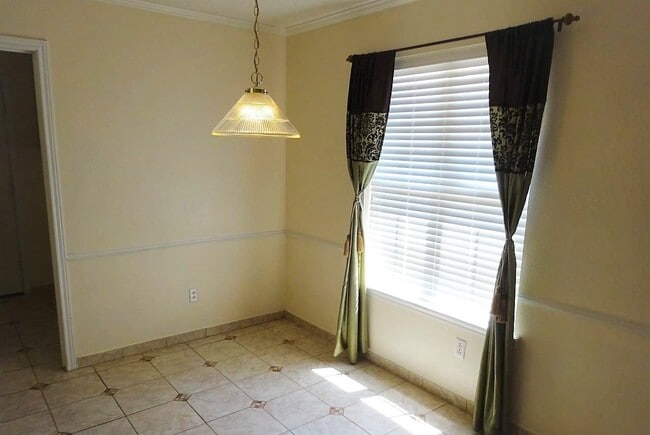 Building Photo - Beautiful House Located Near Park, Shoppin...