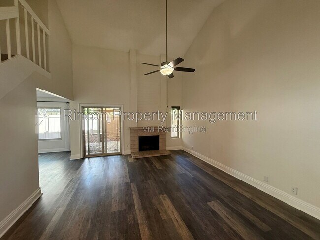 Foto del edificio - 694 Deerhunter Ln
